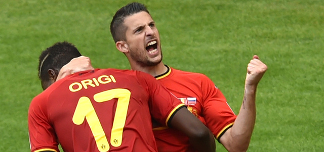 البلجيكي كيفن يهنئ أوريجي بعد إحرازه هدف التأهل الثمين. أ.ف.ب