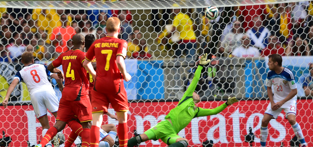 أوريجي يطلق كرة قوية في حلق المرمى الروسي ويكفل لبلجيكا التأهل إلى دور الـ16. أ.ف.ب