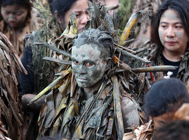 تحتفل قرية "أليلاجا" بمقاطعة نوفا اسيجا"في الفلبين سنويا بمهرجانها التاريخي"شعب الطين"حيث يقوم القرويين فيه بأرتداء معطف مصنوع من قشر الموز المجفف، وغمر أجسادهم فى الطين والصلاة لأحد القديسين.وكالات