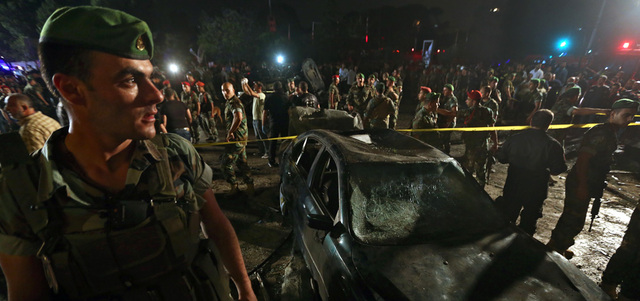 الجيش اللبناني أغلق موقع انفجار السيارة المفخّخة في الضاحية الجنوبية لبيروت.  أ.ب