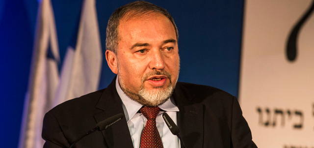 ليبرمان: «قوات الأسد أطلقت النار باتجاه المواطن الإسرائيلي والسيارات في الجولان، وعليها أن تدفع الثمن». غيتي