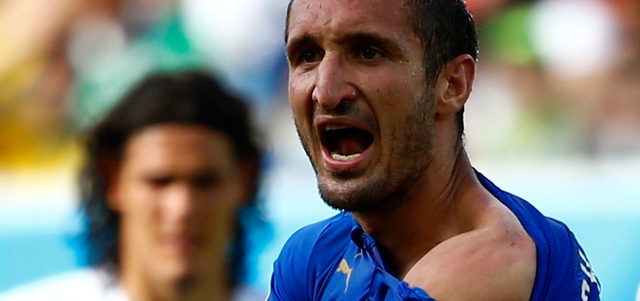 آثار أسنان سواريز ظاهرة على كتف كيليني. أ.ف.ب