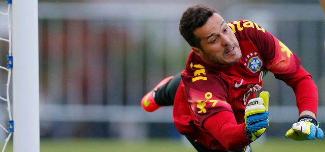 حارس البرازيل سيزار يستعد للقاء تشيلي الفاصل. أ.ف.ب