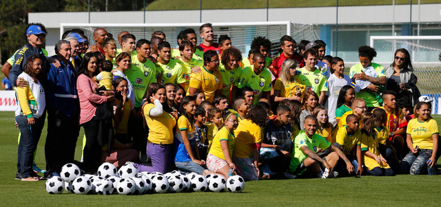 لاعبو البرازيل في صورة عامة مع مشجعيهم وبعض أفراد أسرهم خلال تدريباتهم في مركز تيريسوبوليس. رويترز