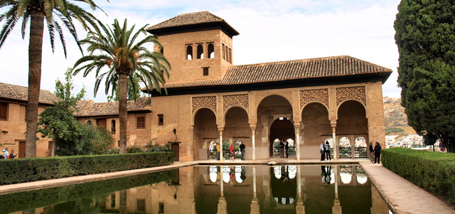 غرناطة وجهة مفضلة لدى كثير من السياح البريطانيين. من المصدر