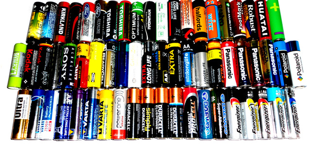 بطاريات «إيه إيه» تعمل بتقنية من أربعينات القرن الـ20 ولاتزال تستحوذ على 15% من سوق البطاريات العالمية. أرشيفية