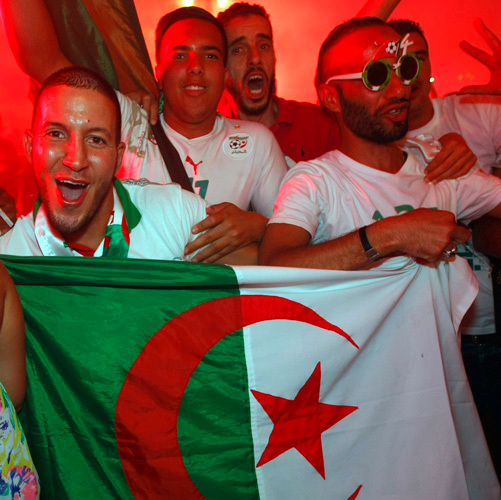 الجمهور الجزائري يحلم بالوصول إلى دور الثمانية. أ.ب
