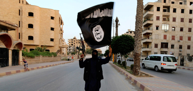 عضو من «الدولة الإسلامية» خلال موكب احتفالي في محافظة الرقة بإعلانهم قيام «الخلافة» الإسلامية. رويترز