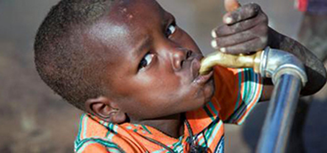 يضطر معظم الإثيوبيين إلى الحصول على الماء من برك مكشوفة غير محمية، وأحواض غير صحية تشاركهم فيها الحيوانات.