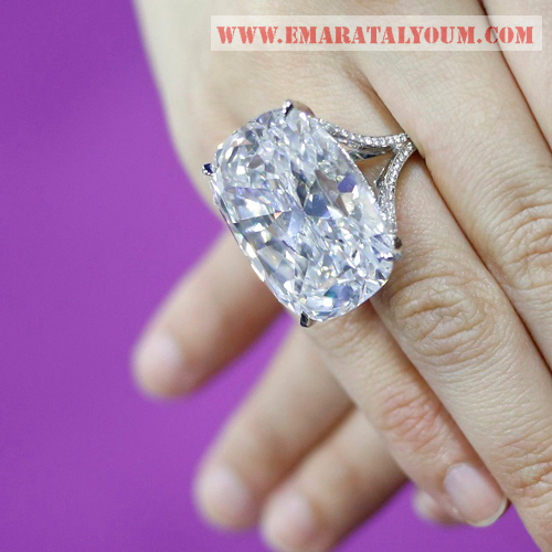 ماسة تدعى "النار الأبيض" قدمها معرض دي جيم للمجوهرات خلال معرض سنغافورة الدولي للمجوهرات.. الماسة تزن 50.55 قيراطا ويقدر ثمنها بنحو 10 ملايين دولار (36 مليون درهم)