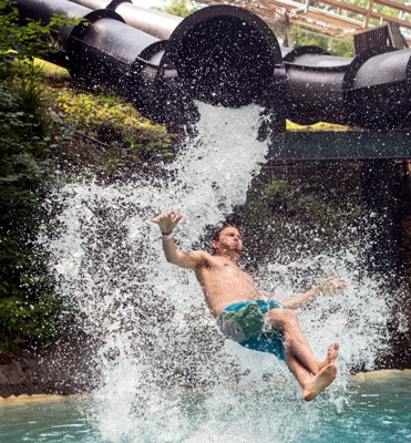 أحد رواد الحديقة ينزلق في الماء.