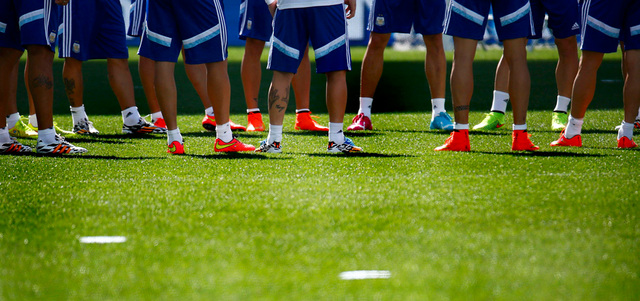 ميسي للمرة الأولى في عالم الوشم . رويترز