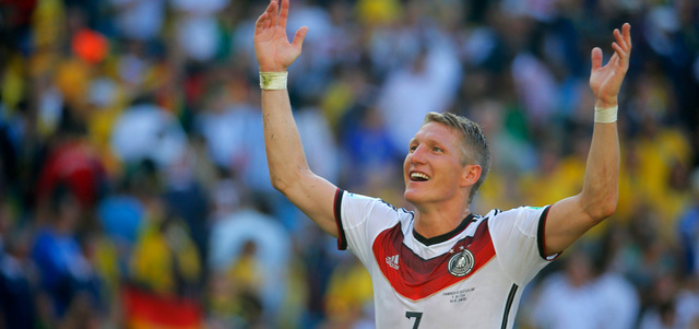 شفاينشتايغر يحتفل بعد صافرة الحكم بتأهل ألمانيا إلى نصف النهائي على حساب الجار الفرنسي. أ.ب