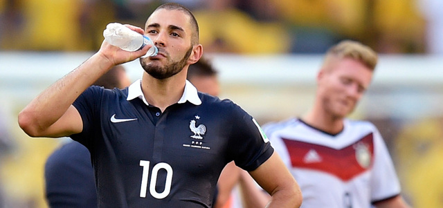 بنزيمة يبرّد عطشه في المباراة بعد ضياع حلم المونديال بقرار ألماني. أ.ب