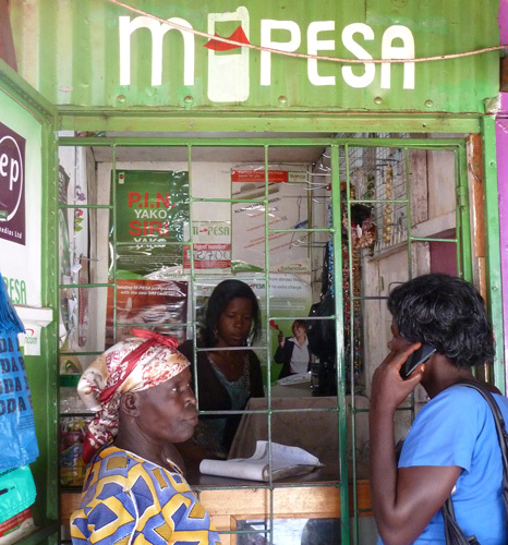 منصة «إم ــــ بيسا» تستخدم لتحويل الأموال عبر الهواتف في كينيا. أرشيفية