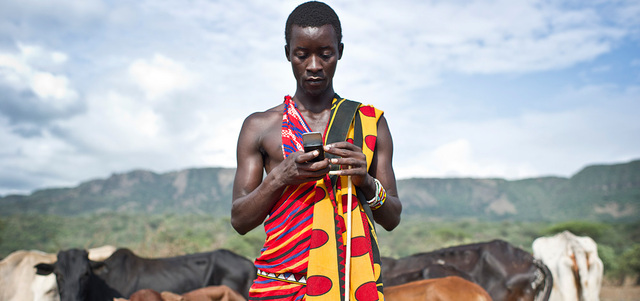 المزارعون الأفارقة يستخدمون هواتفهم للاطلاع على الأسعار المحلية لمنتجاتهم لمواجهة استغلال الوسطاء. من المصدر