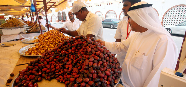 التمر يعد المتحكم الأمثل في سلامة وصحة إفطار الصائم، إذ يحد من عملية إسراعه في تناول الوجبات المتنوعة التي تكتظ بها عادةً مائدة الإفطار.

تصوير: تشاندرا بالان