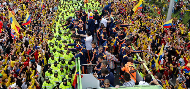 جمهور كولومبيا هتف للاعبين واحتفل بهم بعد وصولهم. أ.ب