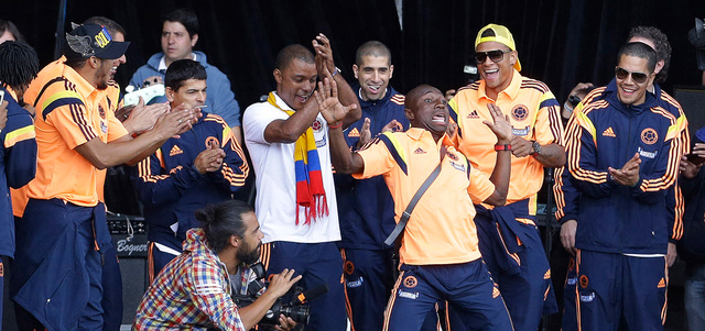 لاعبو كولومبيا يرقصون في احتفال كبير. أ.ب