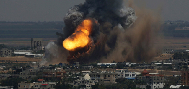 الدخان يتصاعد في رفح نتيجة إحدى الغارات الإسرائيلية على غزة. رويترز
