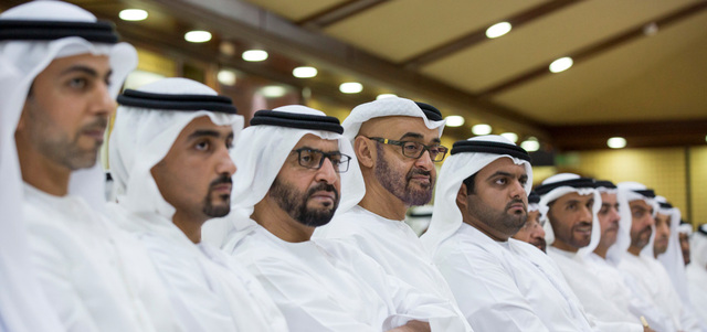 محمد بن زايد خلال مشاهدته المحاضرة. وام