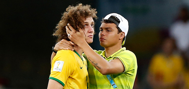 تياغو سيلفا يواسي زميله لويس بعد الخسارة أ.ف.ب