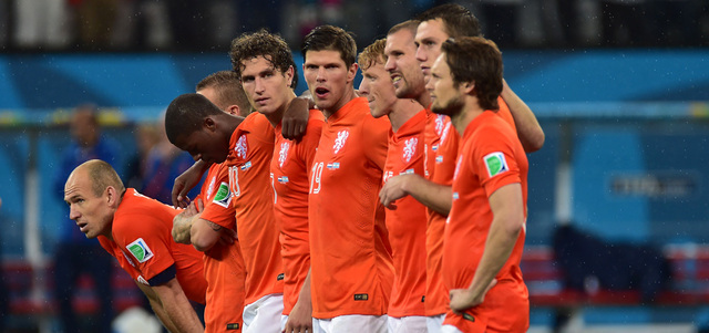 لاعبو هولندا لحظة تنفيذ ركلات الترجيح التي ابتسمت للأرجنتين وأدارت لهم ظهرها. أ.ف.ب