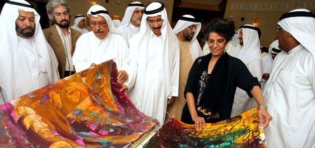 فاطمة لوتاه تعرض جداريتها. تصوير: تشاندرا بالان