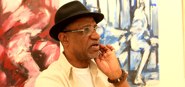 جدارية عبدالرحيم سالم التي قدمها بالتزامن مع معرضه في «الغاليري» الشهر الماضي حملت بصمته في تقديم المرأة. تصوير: تشاندرا بالان