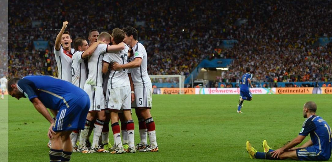 الألمان يحتفلون بالهدف القاتل.