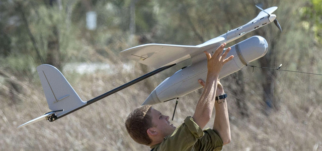 جندي إسرائيلي يطلق طائرة من دون طيار لغرض الرصد. أ.ف.ب