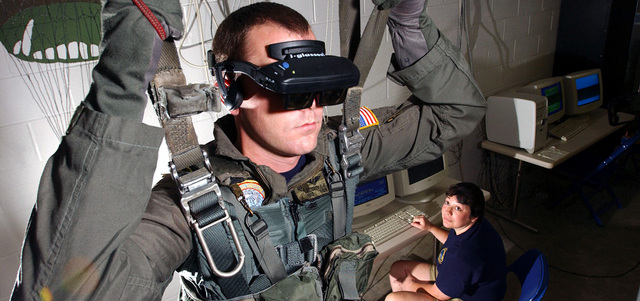 يرتدي مشاهدو الأفلام نظارات «الواقع الافتراضي» ويتوافر أمامهم مجال واسع للرؤية. ويكبيديا