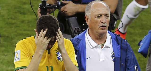 سكولاري تلقى صدمة تاريخية مع لاعبي السامبا من ألمانيا بعد السقوط بسباعية. أ.ف.ب