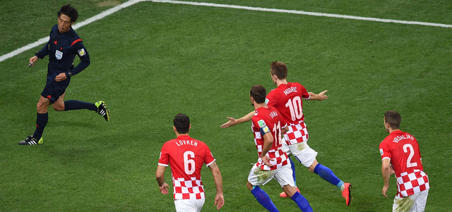 الحكم الياباني نوشيمورا تسبب في أخطاء كبيرة أسهمت في خسارة كرواتيا من البرازيل في مباراة الافتتاح. أ.ف.ب