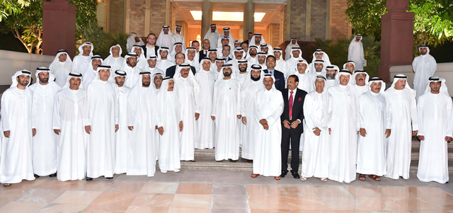 محمد بن راشد يتوسّط متبرعين لـ «سقيا الإمارات». وام