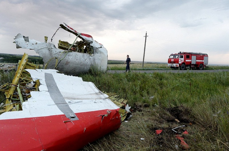 سقطت طائرة ماليزية امس، في مدينة شاختارسك في أوكرانيا بالقرب من الحدود الروسية، على متنها 300 راكب، وكانت الطائرة من نوع بوينغ 777 تابعة للخطوط الجوية الماليزية تقوم برحلة بين العاصمة الهولندية أمستردام و كوالا لامبور. وكالات