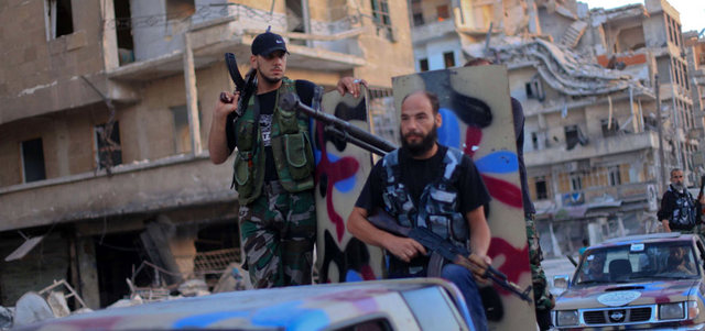 مقاتلون من «الجبهة الإسلامي» خلال دورية في مدينة حلب. أ.ف.ب