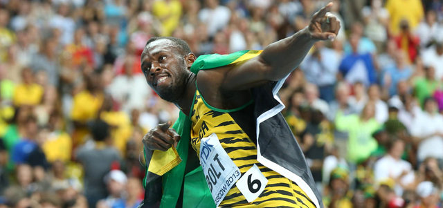 بولت يستعرض بعد الفوز بذهبية 100 متر في موسكو. أ.ف.ب