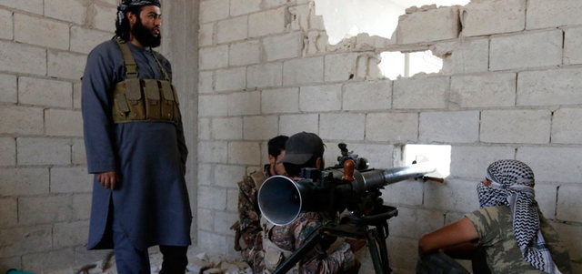 مقاتلو المعارضة يستعدون لإطلاق قذيفة على قوات النظام في بلدة مورك بريف حماة.

رويترز