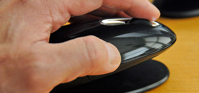 تحديد ما إذا كانت «نقرة» على إعلان أو في موقع إنترنت تعود إلى برمجيات آلية أم إلى إنسان حقيقي يهم شركات مثل «غوغل» و«فيس بوك».