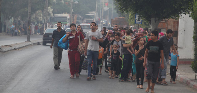 الناجون من مجزرة الشجاعية ينزحون إلى مستشفى الشفاء.  من المصدر