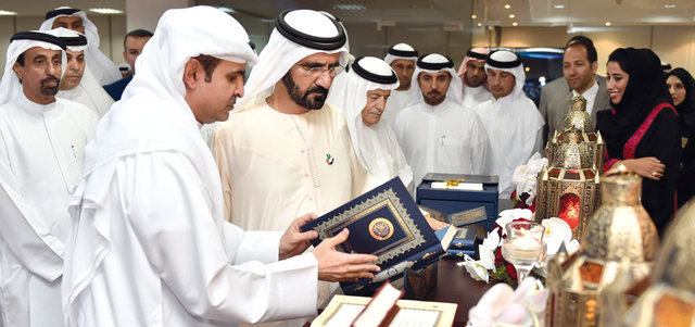 محمد بن راشد يستمع إلى شرح حول خدمات طباعة المصحف الشريف بجميع الخطوط والقراءات المعروفة. وام