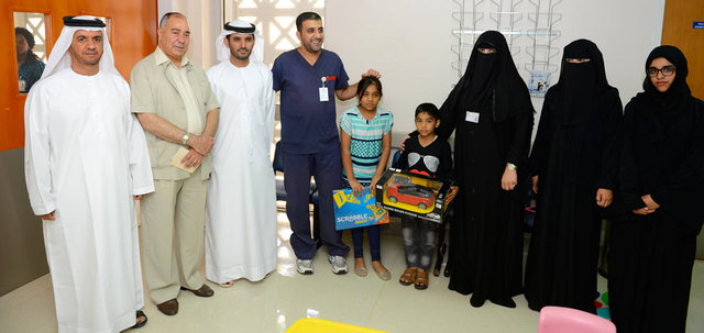 صورة جماعية من زيارة مستشفى توام في مدينة العين. من المصدر