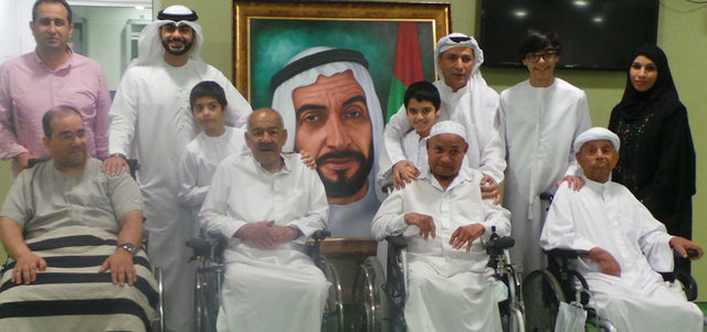 عبدالرحمن نقي ومجموعة من الصحافيين وبعض النزلاء من كبار السن أثناء زيارات أبوظبي. من المصدر
