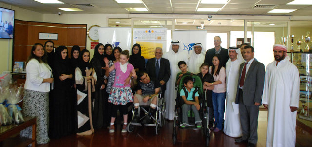 منى بوسمرة ووفد الصحافيين في زيارة أطفال مركز النور. من المصدر