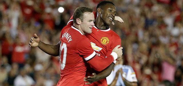 روني سجل هدفين من السبعة.. ويظهر معه خلال فرحة الفوز داني ويلبيك. أ.ف.ب