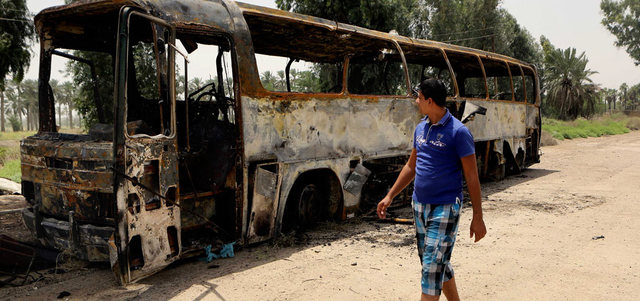 حافلة السجناء بعد تعرضها لهجوم انتحاري في منطقة التاجي.     أ.ب