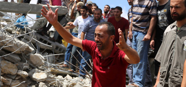 فلسطيني يصرخ عقب استهداف منزله في غارة للاحتلال على خانيونس أمس.  أ.ب