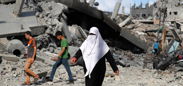 «النازحون من سكان حي الشجاعية عادوا لتفقد منازلهم فوجدوها أطلالاً وكومة من الركام». من المصدر