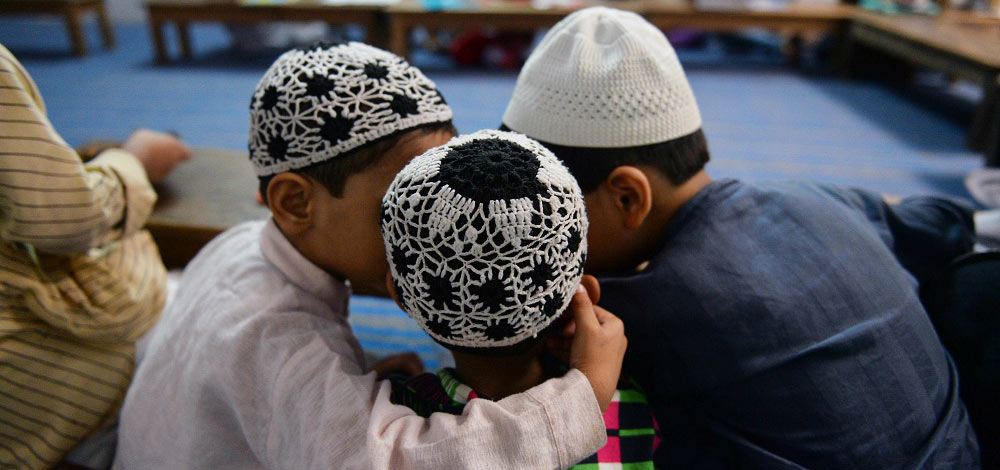 يحتفل المسلمون في أنحاء المعمورة بقدوم عيد الفطر المبارك - وكالات